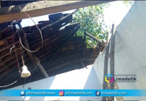 Rumah Ortu Kades Non Aktif di Sumenep Dilalap Si Jago Merah 8 Rumah Ortu Kades Non Aktif di Sumenep Dilalap Si Jago Merah