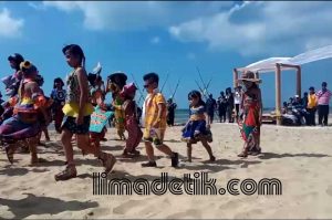 Pemkab Sumenep Gelar Batik On The Sea di Pantai Slopeng