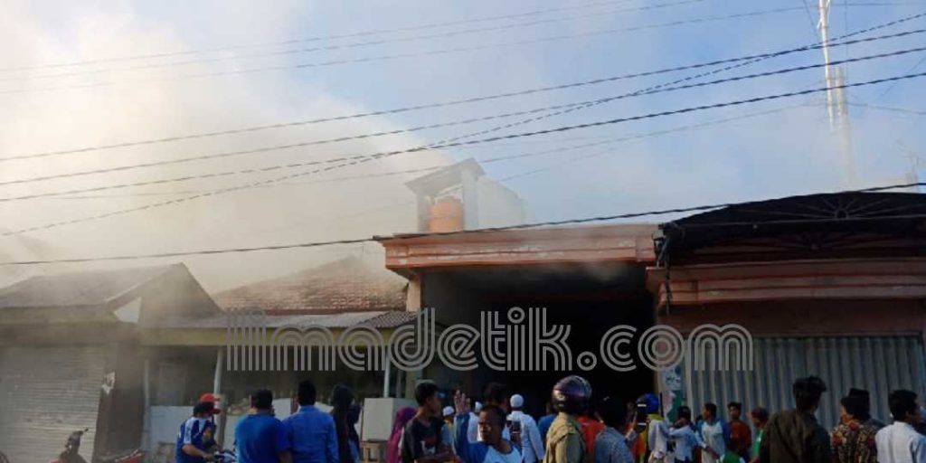 BreakingNews: Kebakaran di Sampang Membuat Jalan Raya Tertutupi Asap