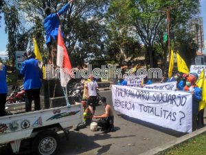 Pengambilan Sumpah Janji Anggota DPRD Sidoarjo Diwarnai Aksi Demo Mahasiswa