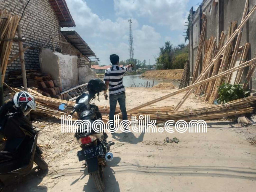 Polisi Amankan Dump Truk Proyek Normalisasi Sungai Kali Kamoning