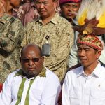 Presiden RI Jokowi bersama Gubernur Papua Lukas Enembe KabarPapua.co Lazore