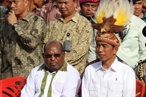 Presiden RI Jokowi bersama Gubernur Papua Lukas Enembe KabarPapua.co Lazore