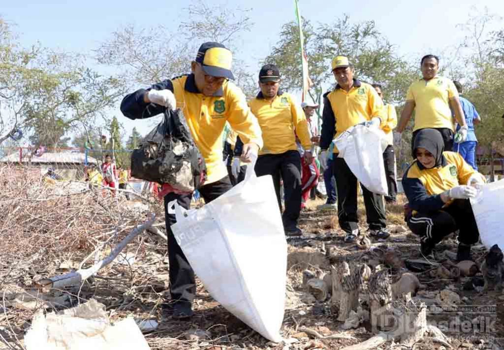 Hari Lingkungan Hidup Sedunia, Pemerintah Sumenep Gelar Aksi Bersih-bersih Pantai