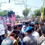 Aksi massa di depan Kantor Kejaksaan negeri Sampang