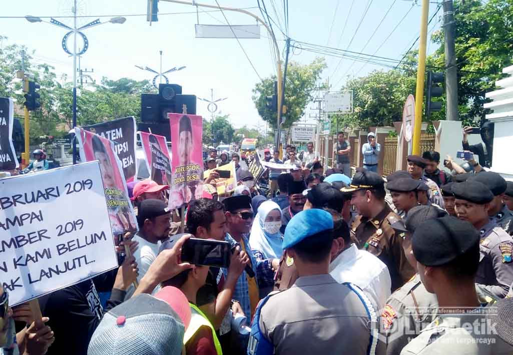 Aksi massa di depan Kantor Kejaksaan negeri Sampang