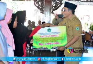 Bupati Baddrut Salurkan Bantuan sosial Sebesar 1,8 Miliar