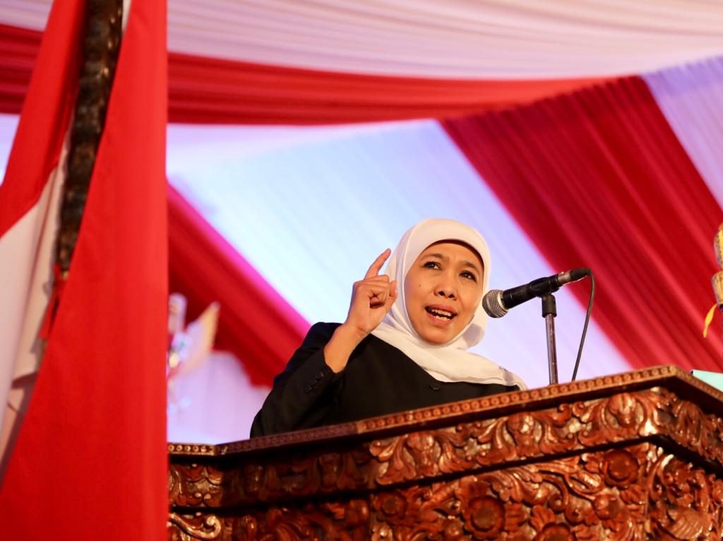 Di Depan Wisudawan Untag, Gubernur Khofifah Ingatkan Pesan Penting Bung Karno