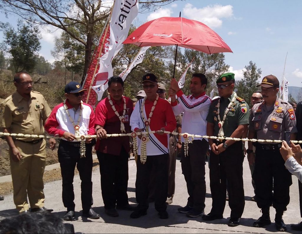 Jalan Poros Menuju Objek Wisata Kawah Wurung Diresmikan Bupati