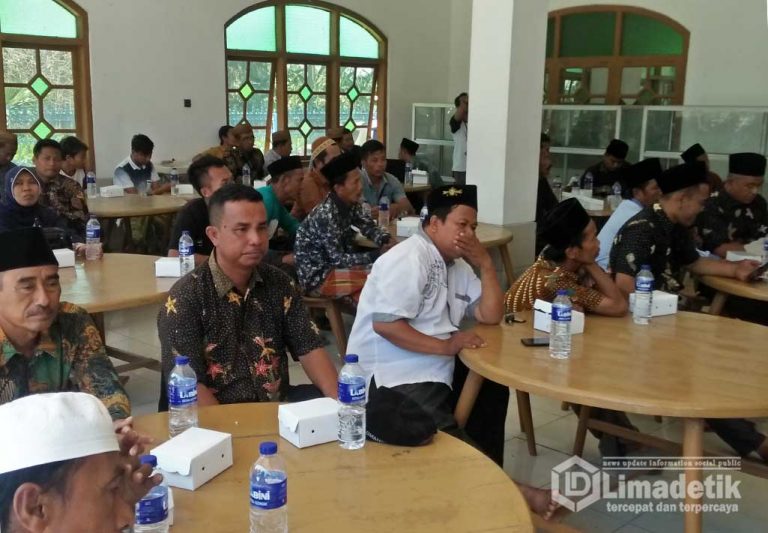 Masyarakat saat mengikuti sosialisasi pengiriman tenaga kerja ke Kalimantan Nikam Hokiyanto