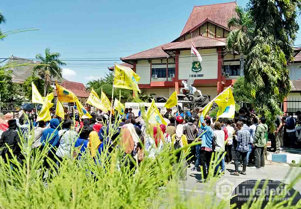 Soroti Kinerja KPK, Puluhan Mahasiswa Demo DPRD Sumenep 1 PMII