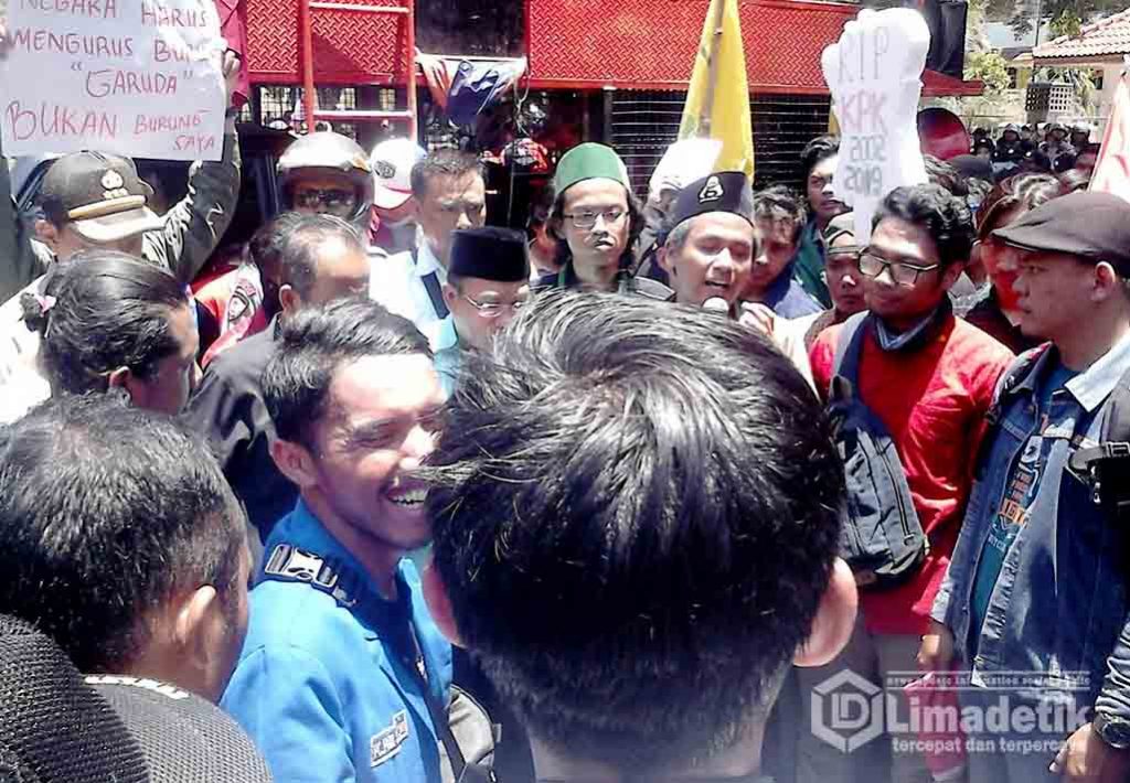 Solidaritas Mahasiswa Sidoarjo Demo DPRD Menuntut Dibatalkan RUU KPK dan RKUHP