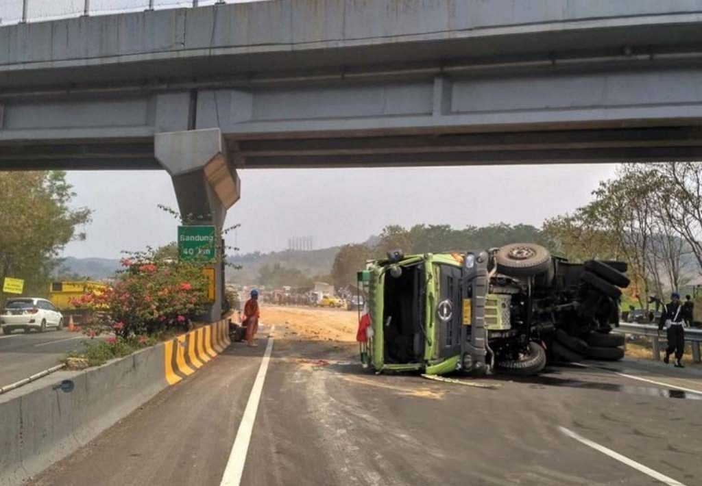 Pengakuan Sopir Truk yang Seruduk Antrean Mobil di Tol Cipularang