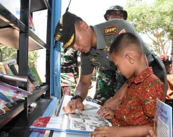Di Lokasi Tmmd, Kolonel Sudaryanto Bangga Lihat Anak-Anak Belajar Membaca