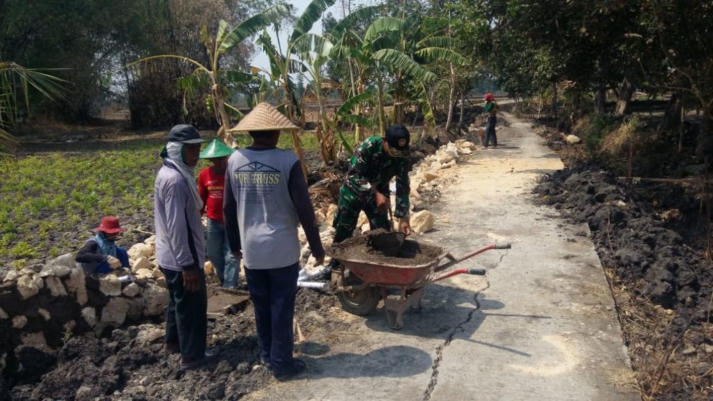 Babinsa Koramil Mantup Perbaiki Irigasi bersama Warga