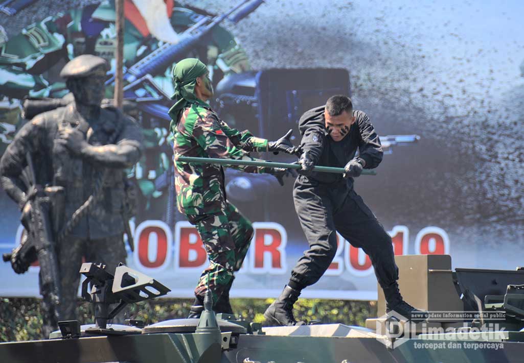 Parade Defile dan Drama Kolosal, Ramaikan HUT TNI ke-74 di Makodam V/Brawijaya 3 2