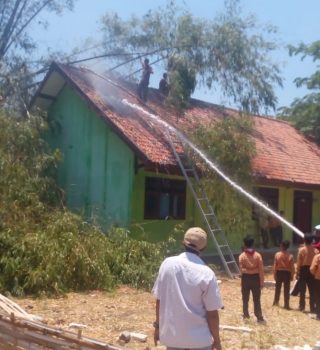 Kebakaran Lahan Bambu, Mengancam Gedung SMPN 2 Sampang