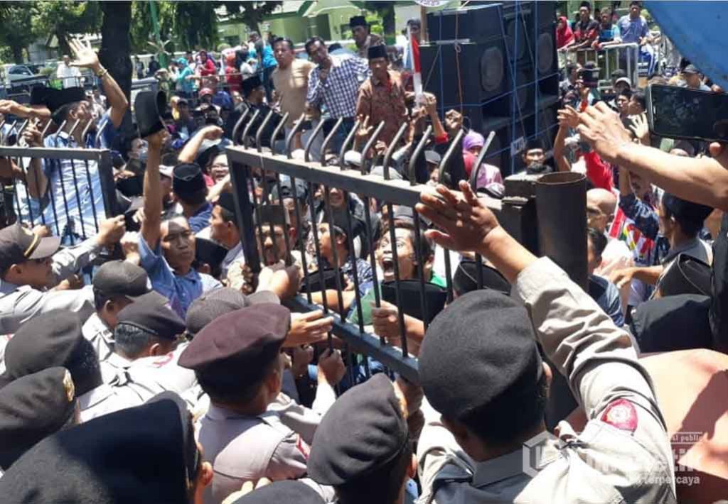 Seribuan Warga Batuputih Demo Kantor DPRD Sumenep