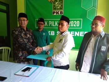 KH. Unis Ali Hisyam Ambil Formulir di Desk Pilkada PKB Sumenep