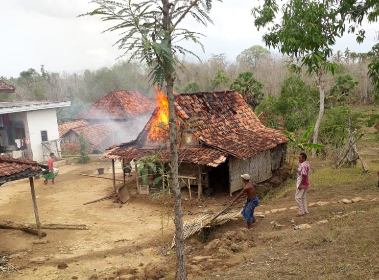 Sebuah Kandang Sapi Milik Warga di Bangkalan Hangus Terbakar