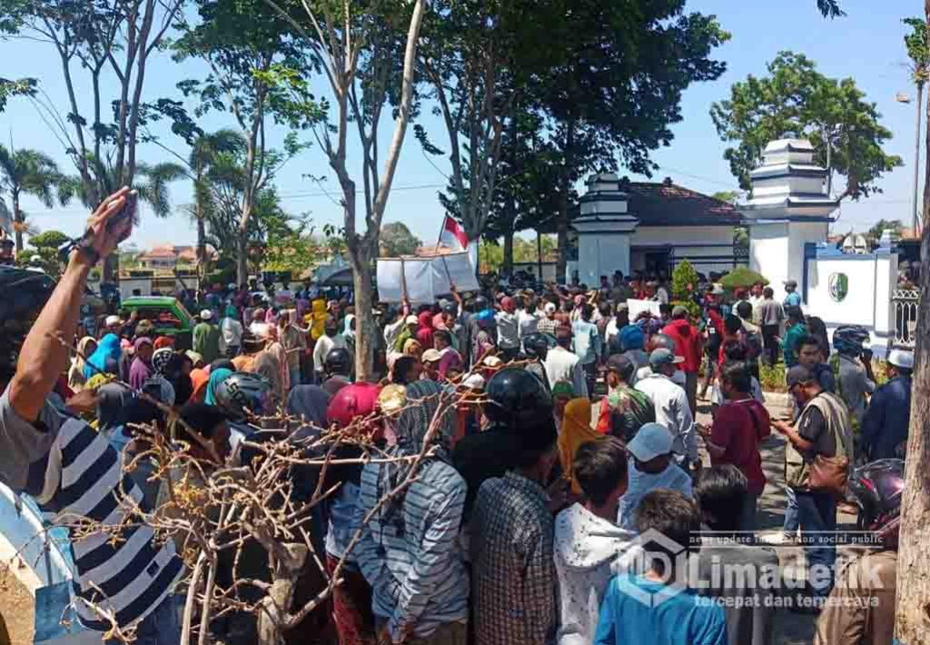 Warga Banjar Talela Demo Kantor Bupati