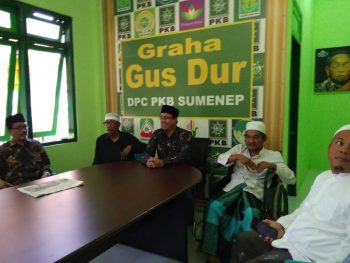 KH. Unis Ali Hisyam Kembalikan Formulir Pendaftaran Balon Bupati