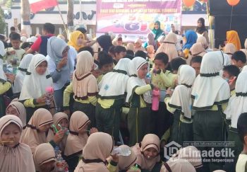 HKN Sampang: Ratusan Murid Gosok Gigi Bersama