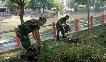 Bantaran Sungai Kalimas jadi Sasaran Karya Bakti Anggota Kodim Tipe A Surabaya Utara 2 Bantaran Sungai Kalimas jadi Sasaran Karya Bakti Anggota Kodim Tipe A Surabaya Utara