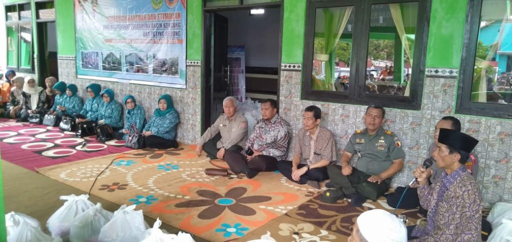 Korban Bencana Angin Kencang Curahdami Terima Bantuan dari Pemkab Bondowoso