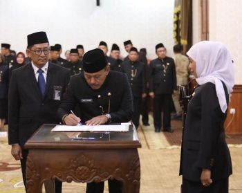 Gubernur Khofifah Lantik 20 Pejabat Eselon II di Lingkup Pemprov Jatim