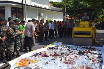 Polres Bondowoso Musnahkan Ribuan Botol Miras Jelang Natal Dan Tahun Baru 2 IMG 20191219 WA0029