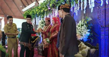 Pemkab Gelar Ngunduh Mantu Dalam Rangka Nikah Massal Tekan Pernikahan Dini di Pamekasan