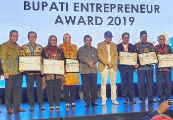Baddrut Tamam Terima Panghargaan sebagi Bupati Entrepreneur Award 2019 dari MarkPlus