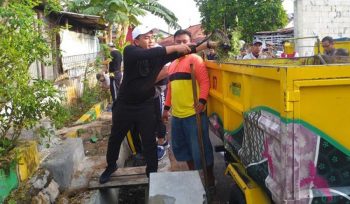 Bupati Pamekasan Bersih-bersih Lingkungan di Acara “Jumat Berbaur”