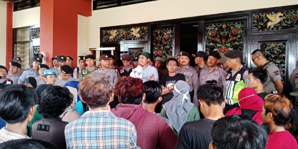 Mahasiswa Kepulauan Kembali Luruk Kantor Pemkab Sumenep, Korlap: Bupati Ngumpet Lagi