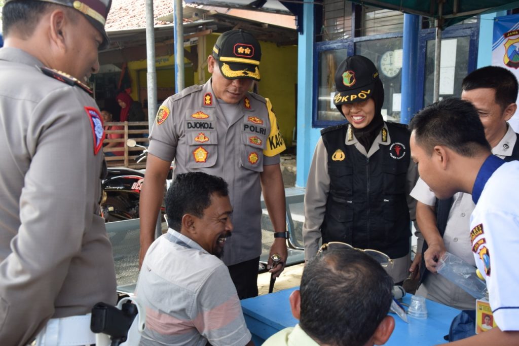 Polres Pamekasan Cek Urine Sopir Bus dan Cek Kesehatan Gratis Jelang Nataru