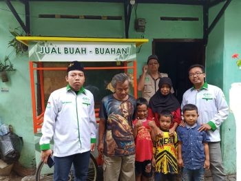 Lazisnu Jatim Berikan Bantuan Grobak untuk Tuna Netra menjadi Muzakki