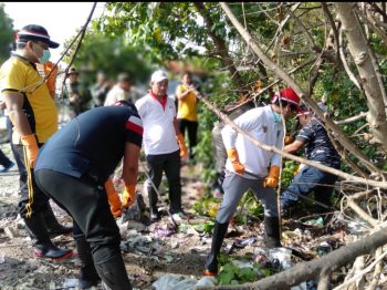 Sadar Lingkungan, Bupati Bangkalan Lakukan Bersih-bersih Sampah Sungai Bancaran