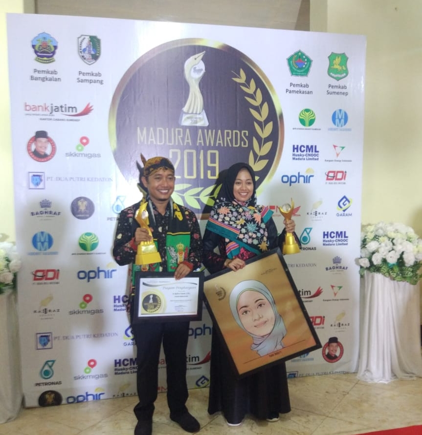 Diwakili Wabup, Bupati Baddrut Tamam Terima Penghargaan Sebagai Tokoh Peduli Batik di Madura Awards