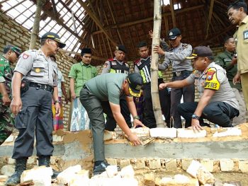 Dandim Sumenep Bersama Kapolres Sambangi Dusun Pao Jajar Pasongsongan untuk Berikan Bantuan pada Korban Puting Beliung 7 Dandim Sumenep Bersama Kapolres Sambangi Dusun Pao Jajar Pasongsongan untuk Berikan Bantuan pada Korban Puting Beliung
