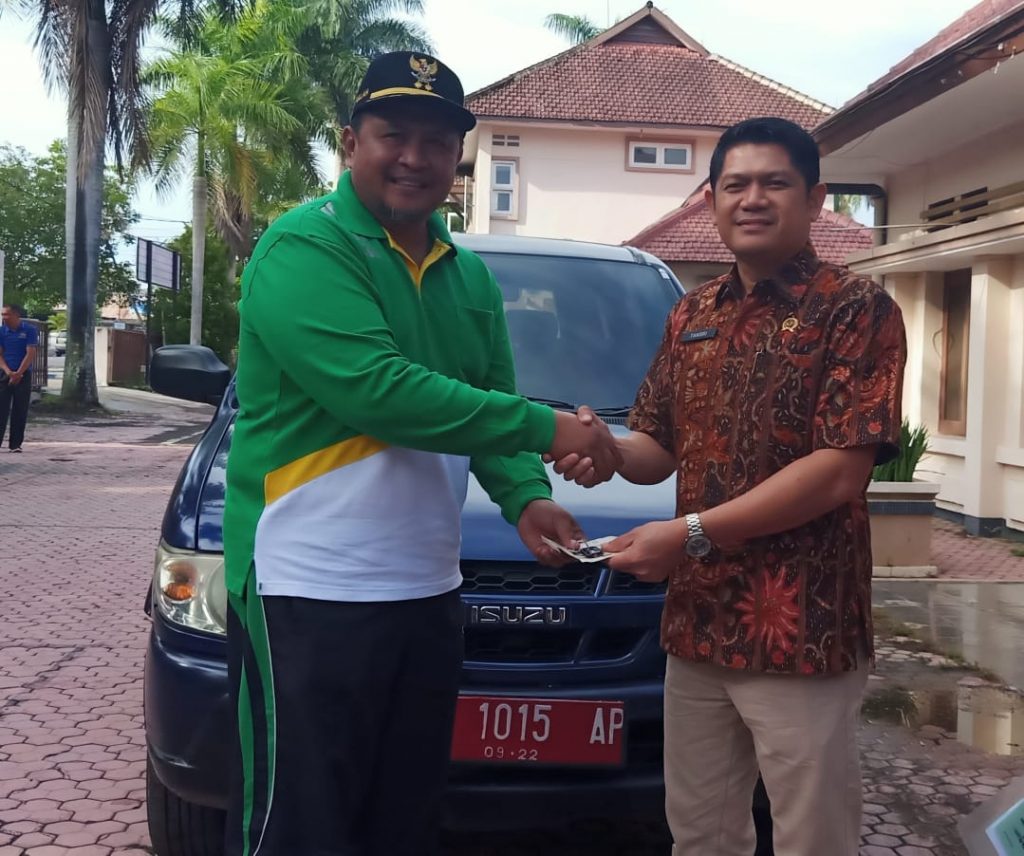 Untuk Kelancaran Tugas BPN, Pemkab Bondowoso Serahkan Mobil Inventaris