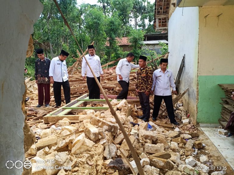 Gedung MI Sana Laok Ambruk Diterjang Angin, Kepala Kemenag Pamekasan Tinjau Langsung, 8 IMG 20200107 WA0079