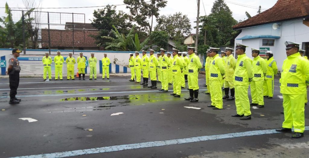 Hadapi Musim Hujan, Satlantas Polres Bondowoso Gelar Apel Kesiapan Perlengkapan