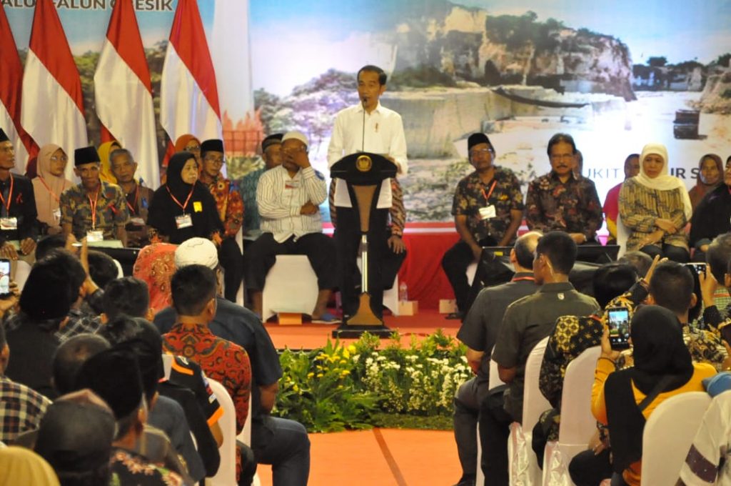 Gubernur Khofifah Dampingi Presiden Jokowi Serahkan 2.020 Sertifikat