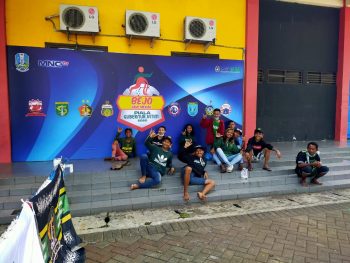 Jelang Laga Pembuka Piala Gubernur, Bonek Mulai Padati SGB