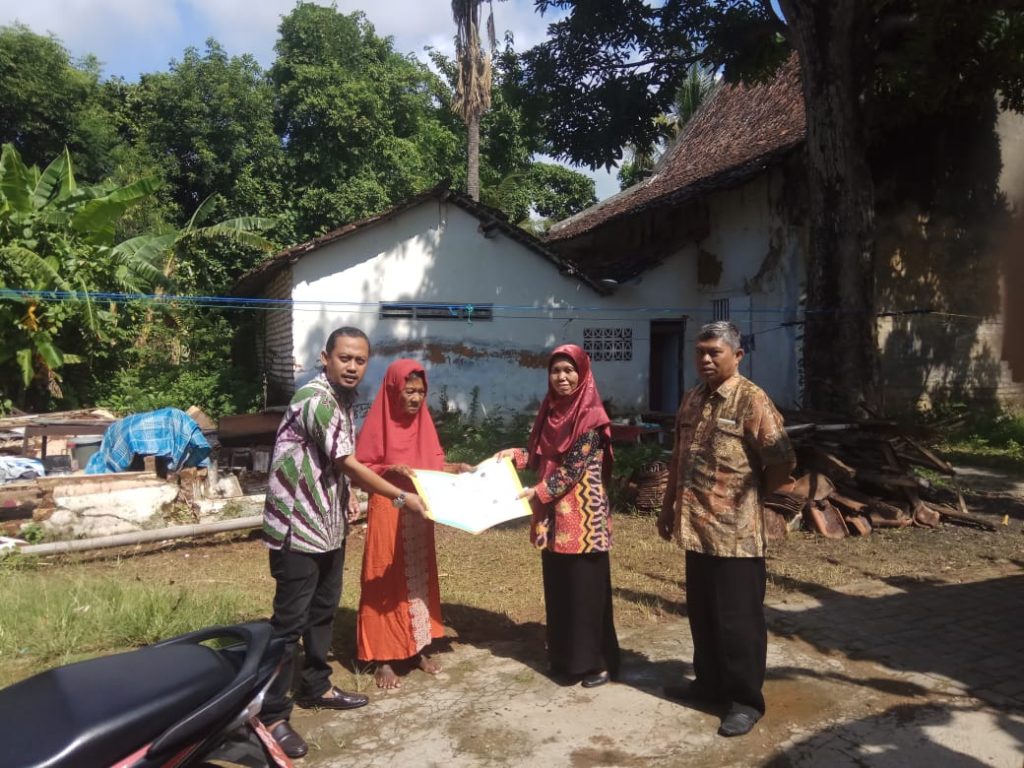 Dispendukcapil Sumenep Berikan Dokumen Kependudukan Korban Bencana Alam