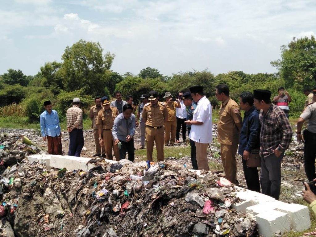 Pemkab Akhirnya Mengangkut Sampah di TPS ke TPA di Desa Bunajih