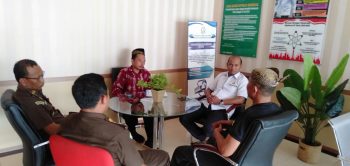 Warga Pademawu Timur Datangi Kejari, Pertanyaan Perkembangan Laporan Kasus Prona