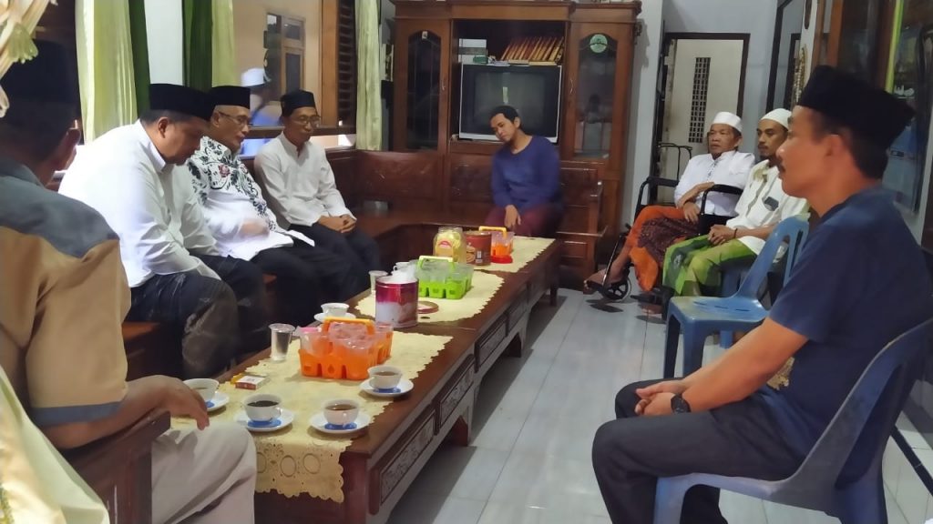 Tinjau Lokasi Banjir, Bupati Salwa Didampingi Sekda Serahkan Santunan