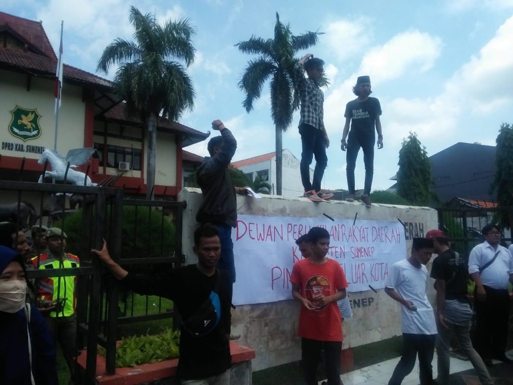 Pemuda Empat Kecamatan Demo Kantor DPRD Sumenep